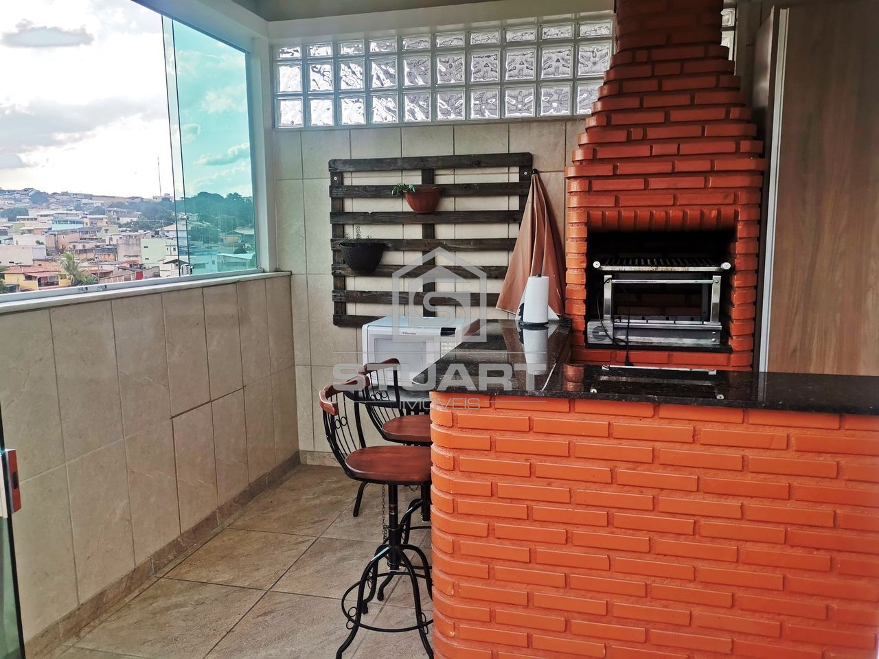 Cobertura decorada com 2 quartos e 1 vaga