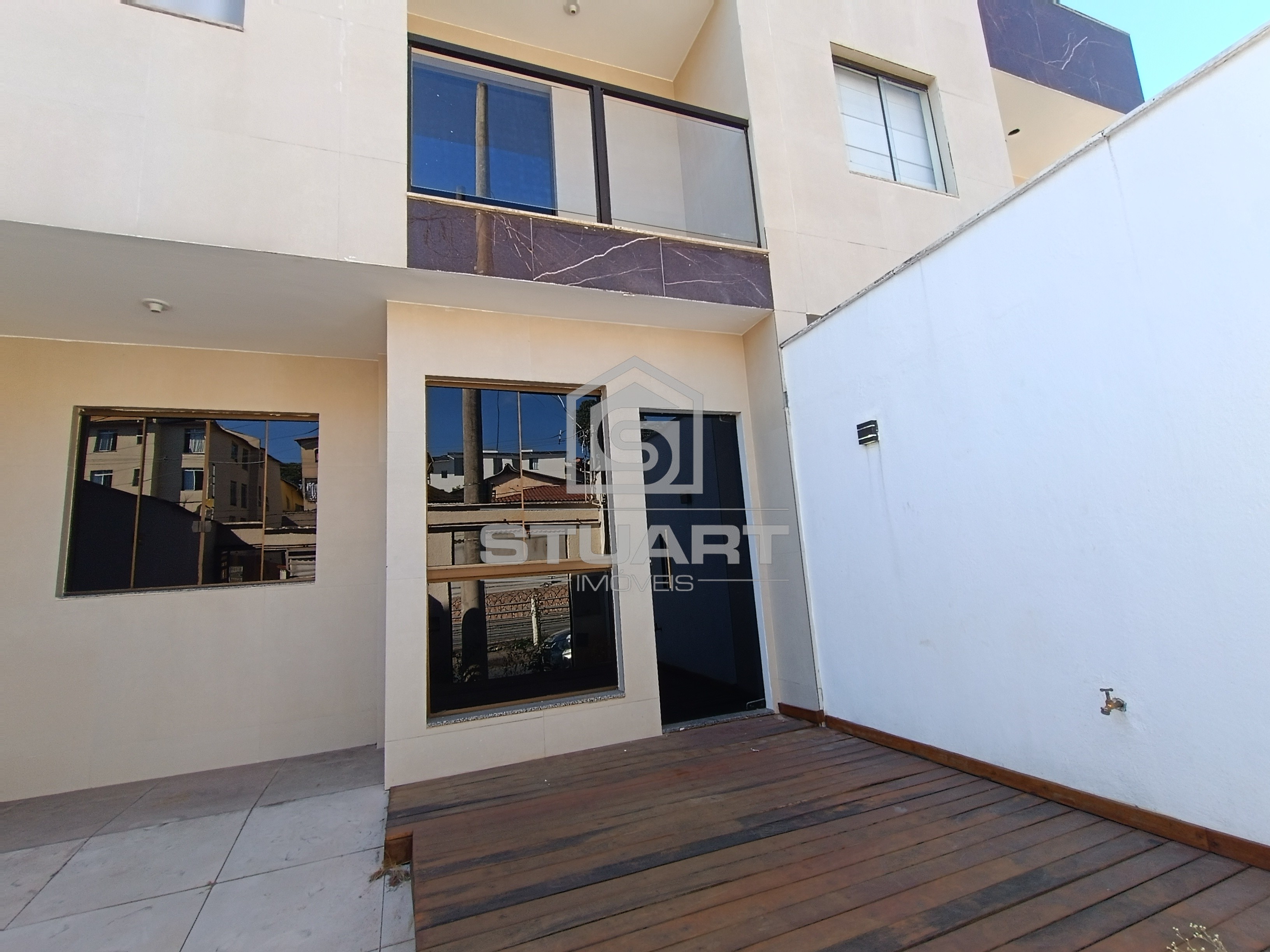 Casa moderna com 3 quartos, suíte e 1 vaga