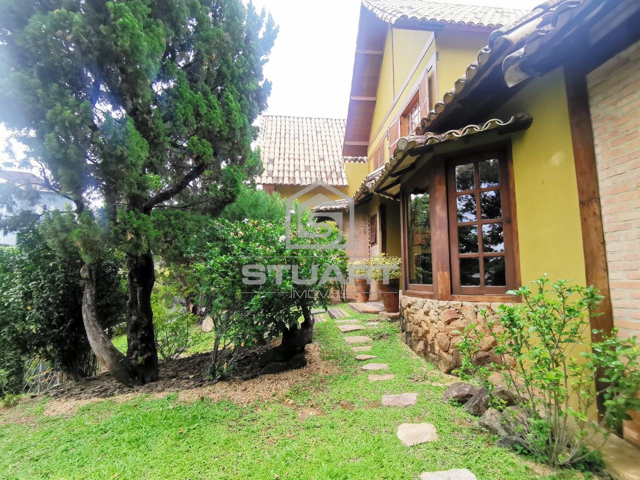 Casa em lote de 1.000m² 4 quartos, suíte e 4 vagas