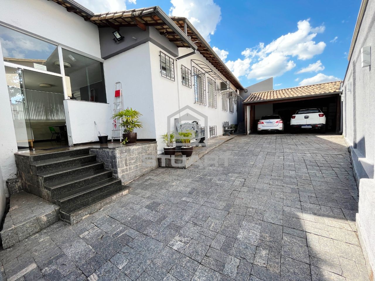Prédio comercial de esquina em lote de 360m²