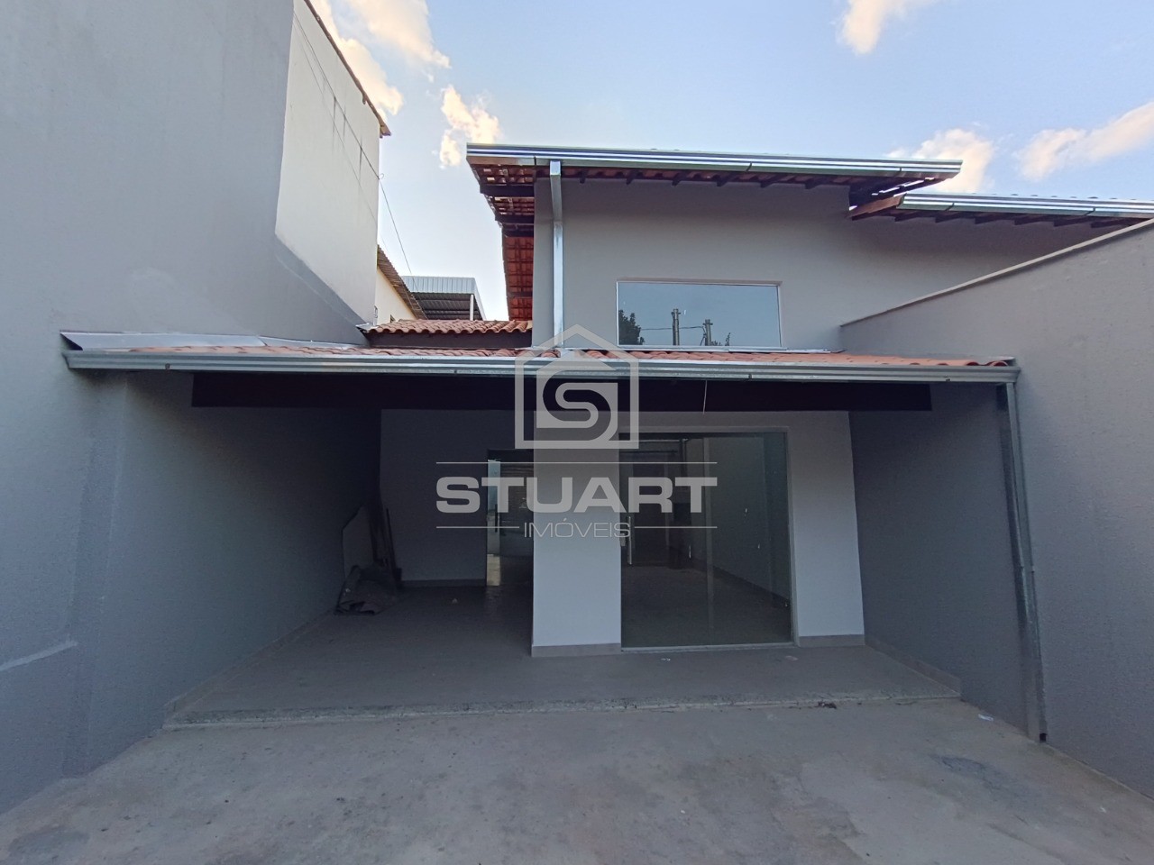 Casa plana em meio lote no Jardim Leblon