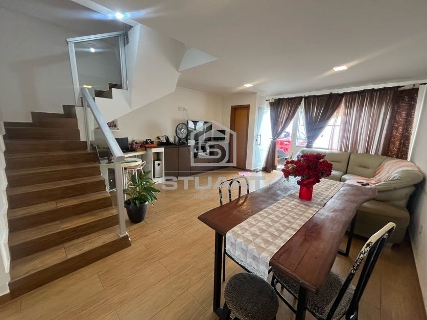 Casa ampla com 3 quartos, suíte e 3 vagas!