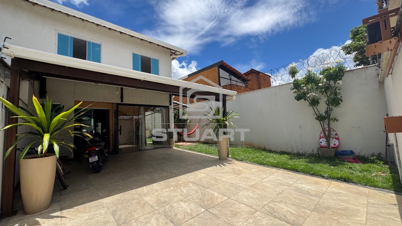 Casa ampla c/ 3 quartos, suíte e 4 vagas!!