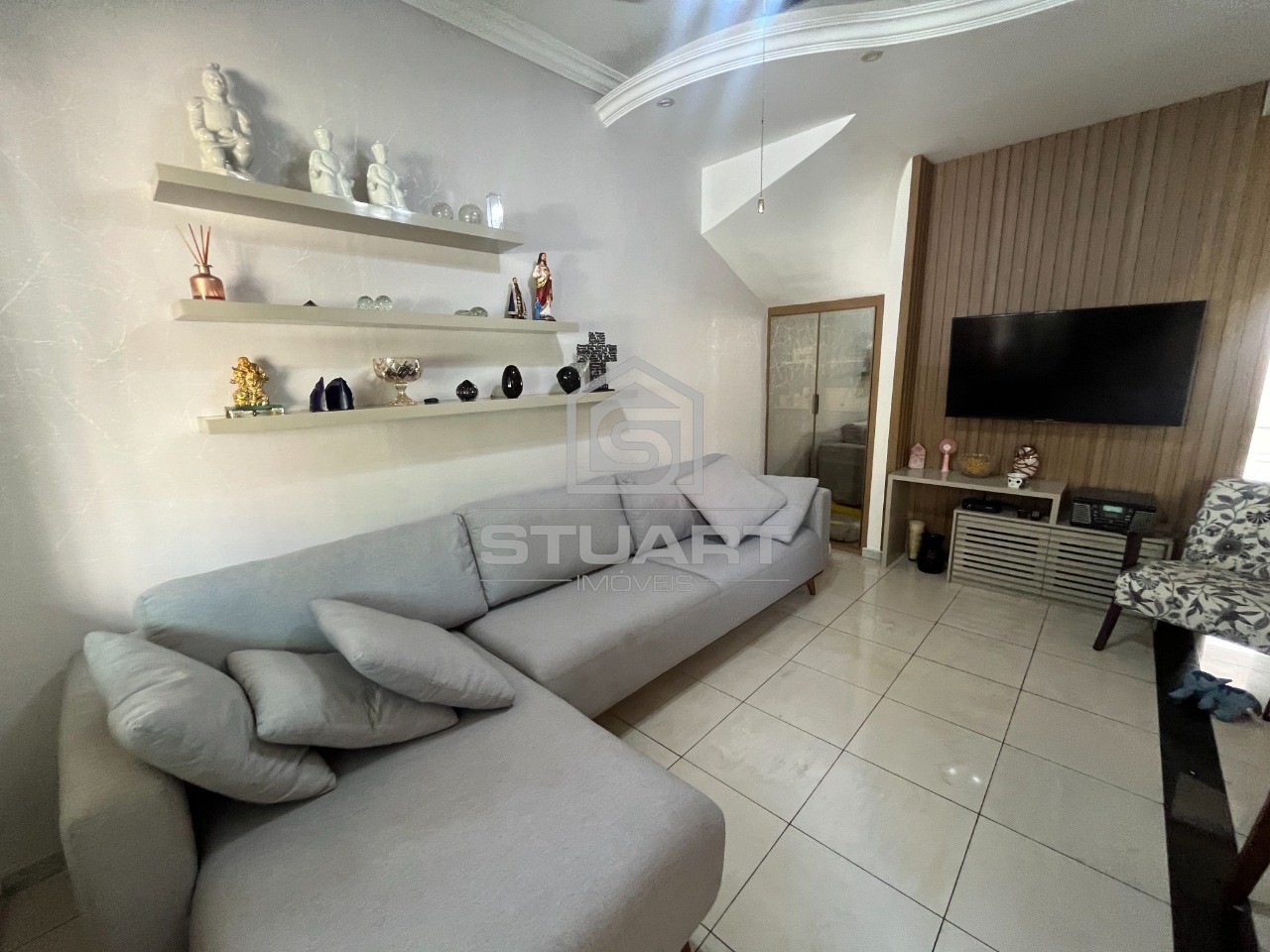 Casa com 3 quartos, suíte e 2 vagas!