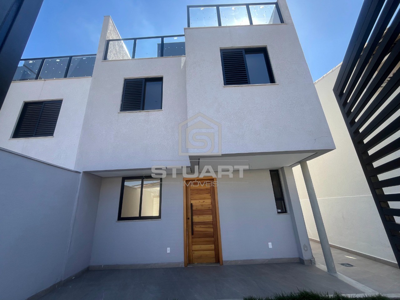 Casa triplex 3 quartos, sendo 1 suíte no Planalto