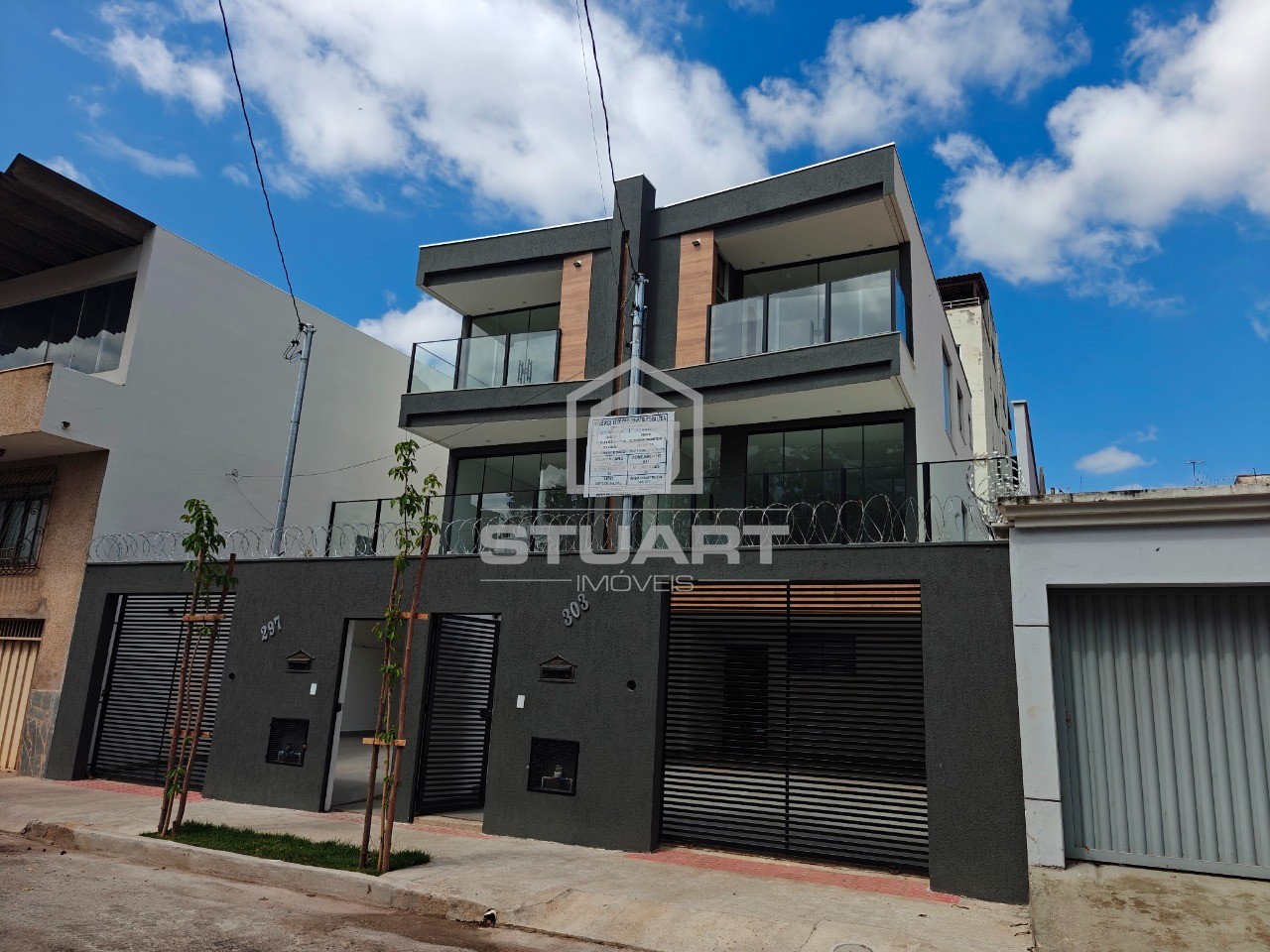 Casa de alto padrão c/ suíte, semi-suíte e 4 vagas