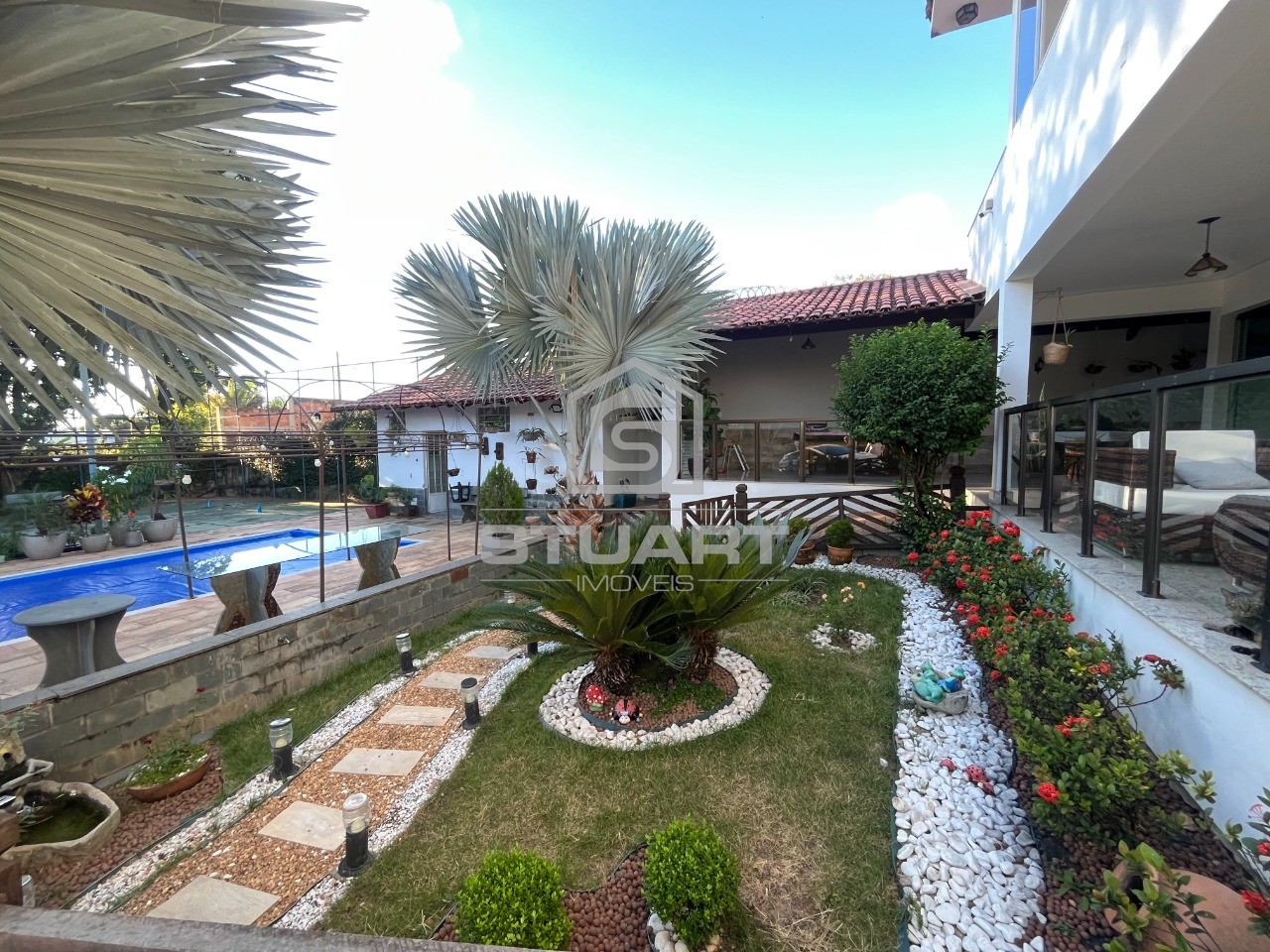 Casa com 6 quartos, suíte e 15 vagas!