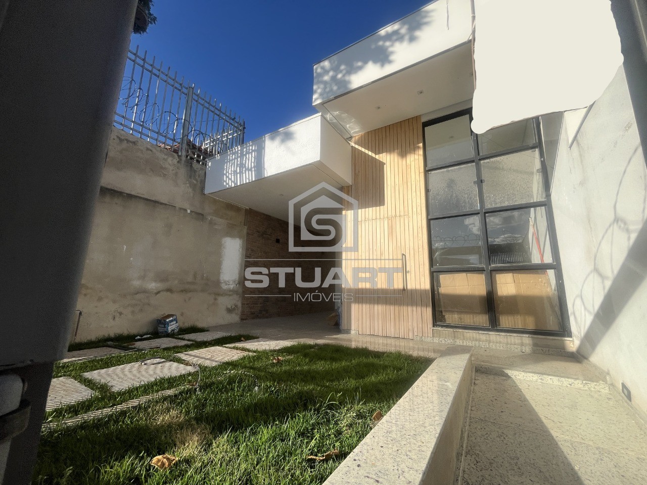 Casa com 3 quartos, suíte com closet e 2 vagas!