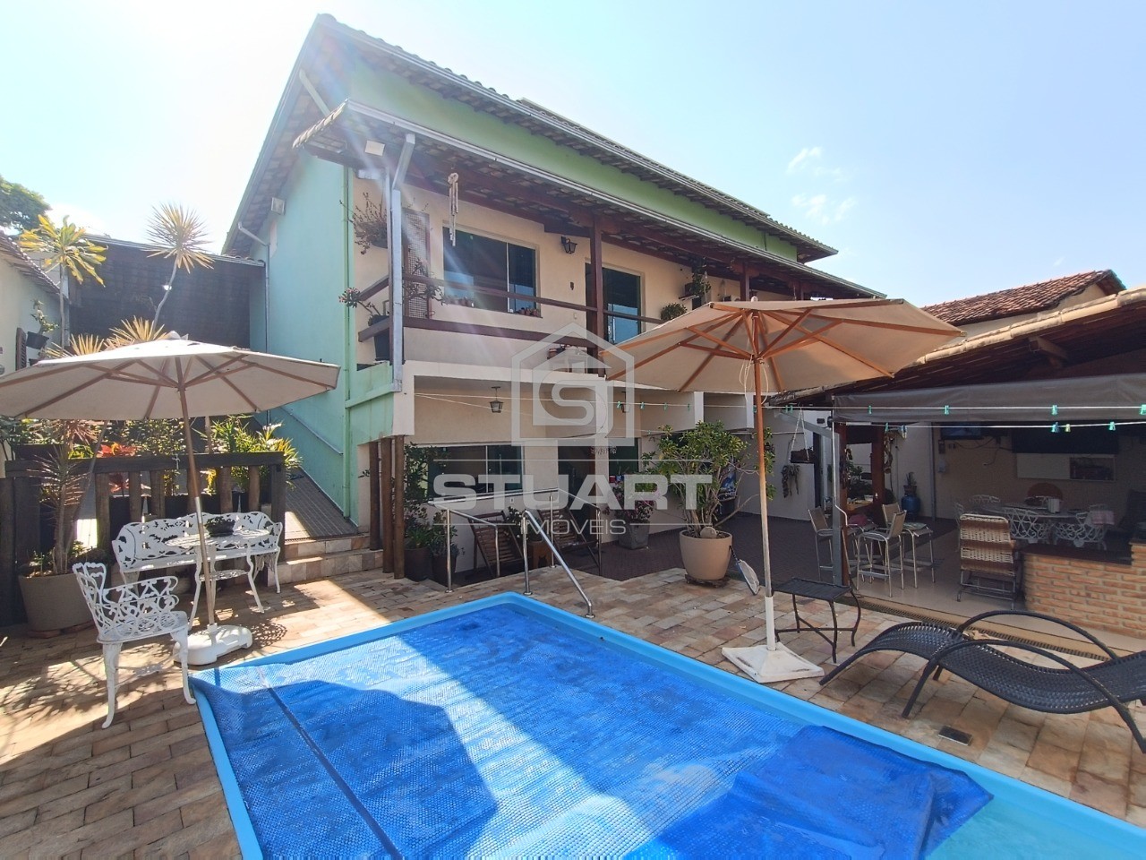 Casa ampla c/ 3 quartos, 2 suítes e 3 vagas!