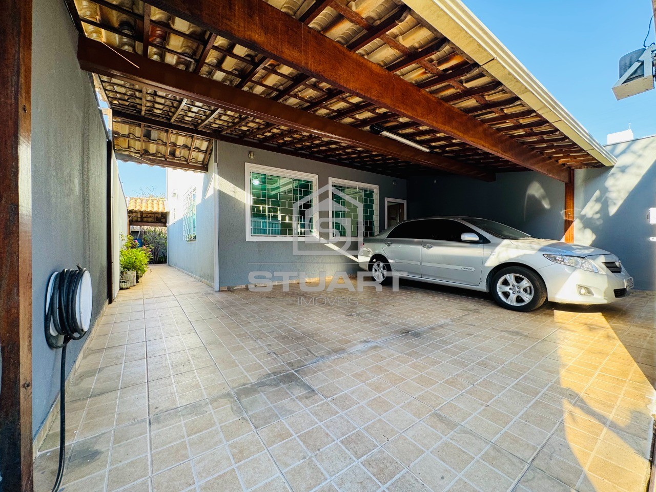 CASA COM 3 QUARTOS, SUÍTE E 2 VAGAS!