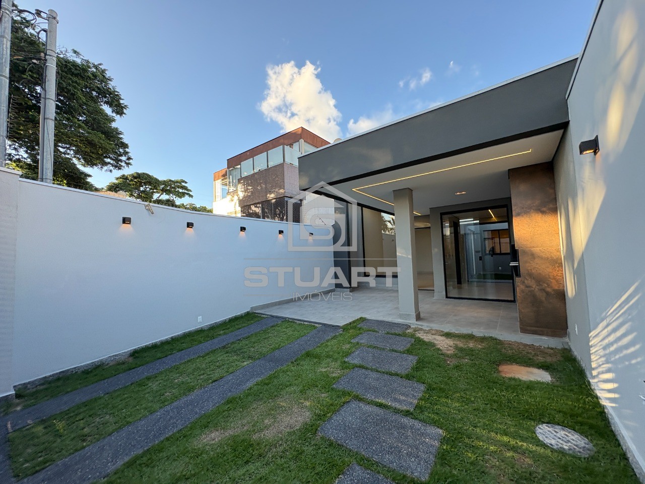 Casa de luxo com 3 quartos, suíte e 2 vagas!