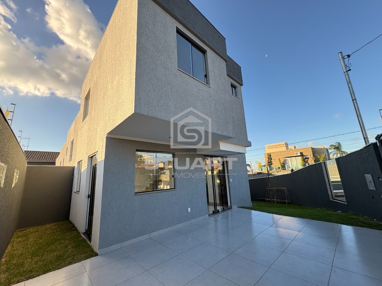 Casa ampla com 3 quartos, suíte e 2 vagas!