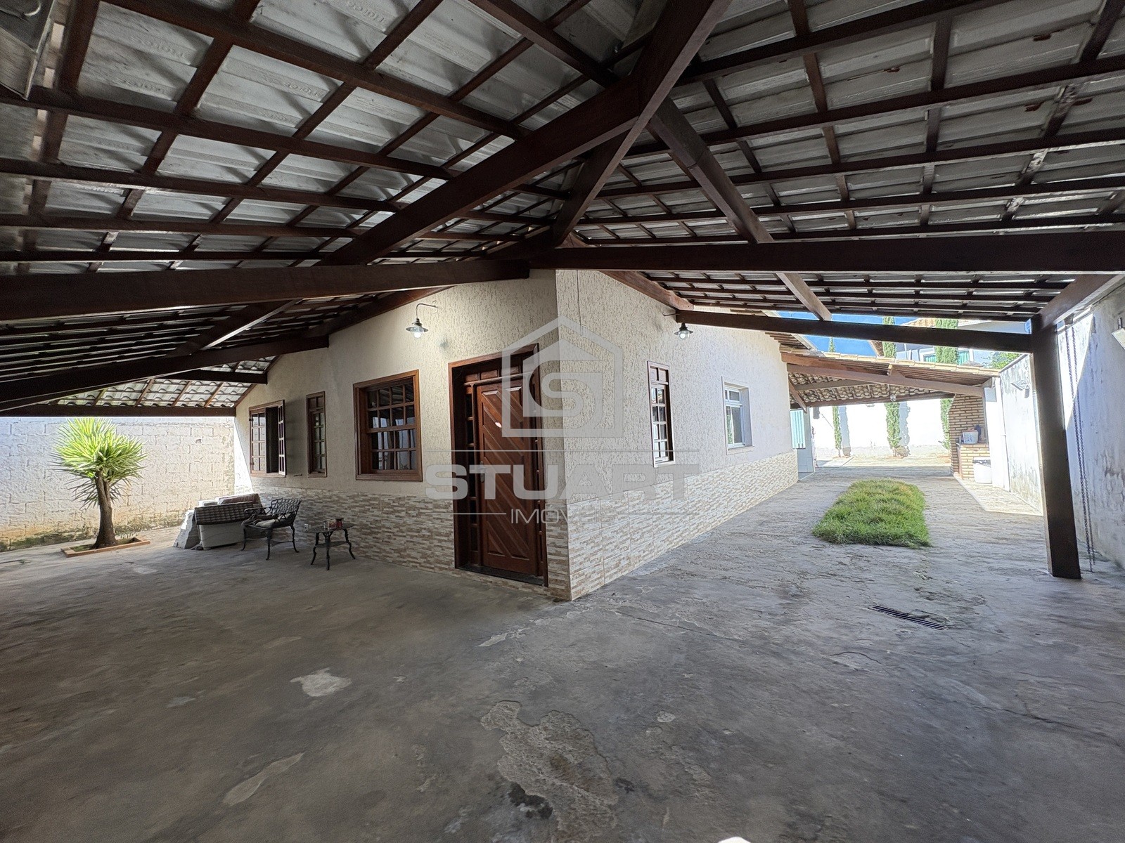 Casa linear ampla com 3 quartos, suíte e 6 vagas!
