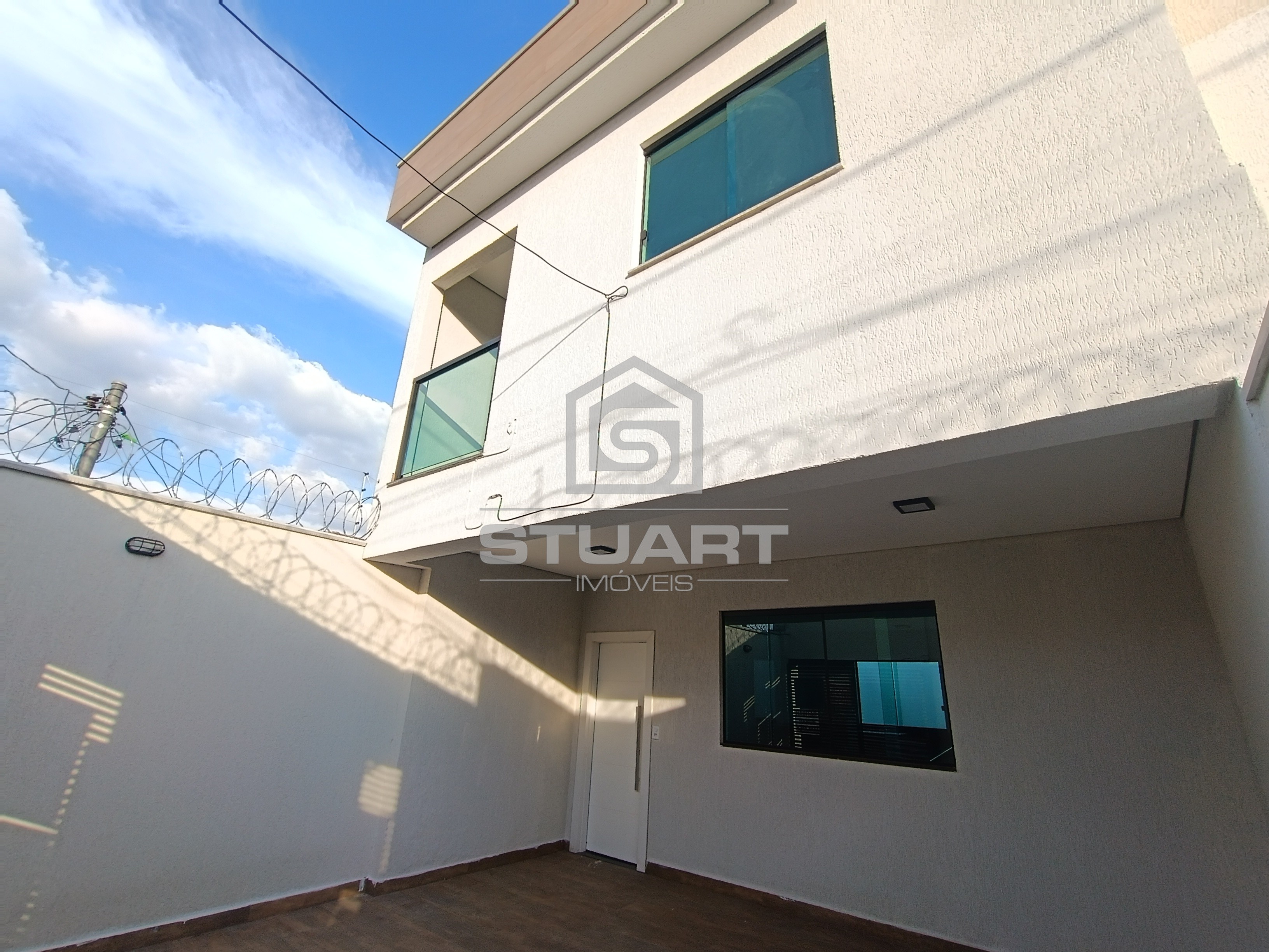 Casa Duplex com 3 quartos, suíte e 2 vagas!