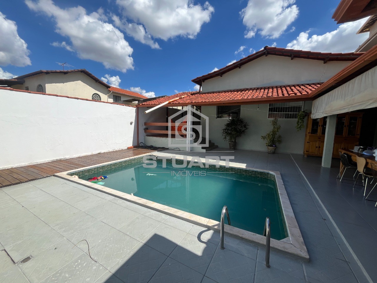 Casa com 3 quartos, suíte e 4 vagas!