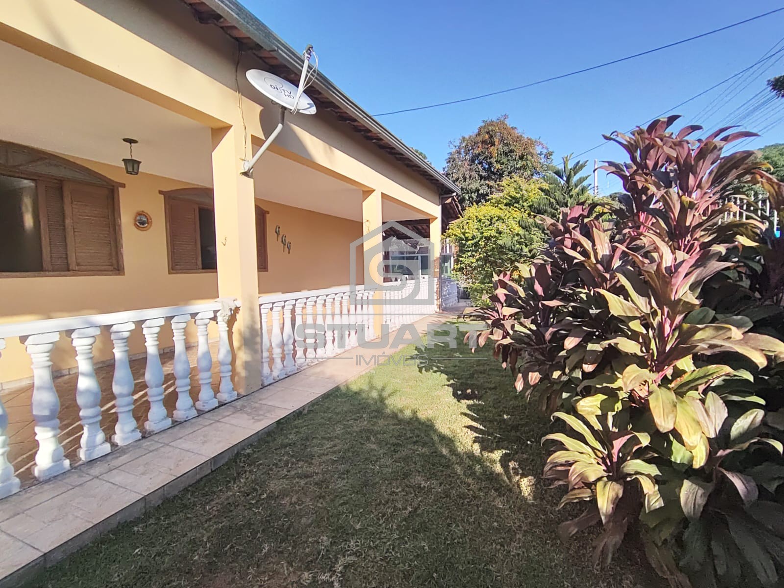Casa para alugar com 4 quartos, 3 suítes, piscina e ampla estrutura de lazer.