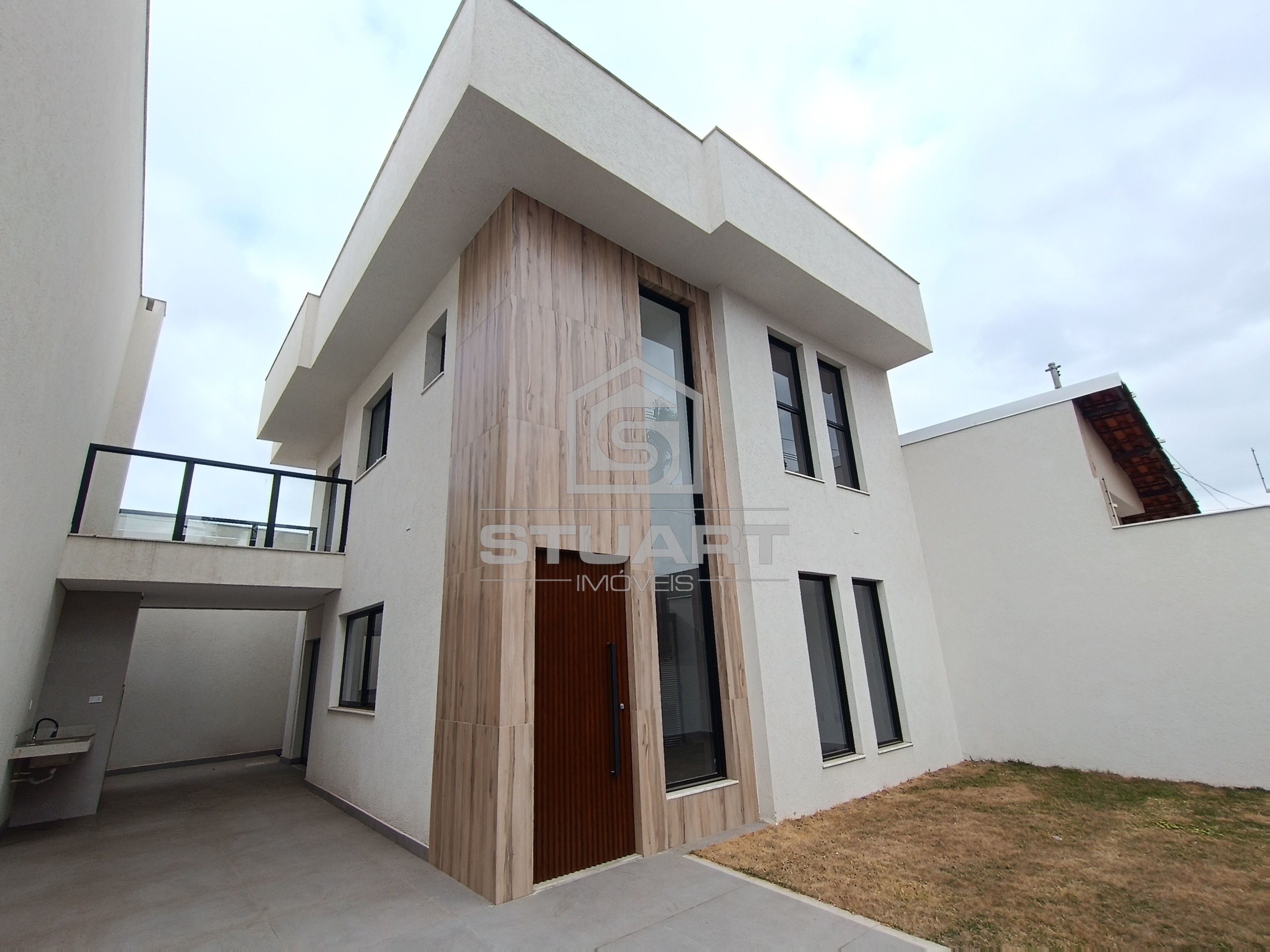 Casa de 3 quartos, suíte e 3 vagas no Planalto!
