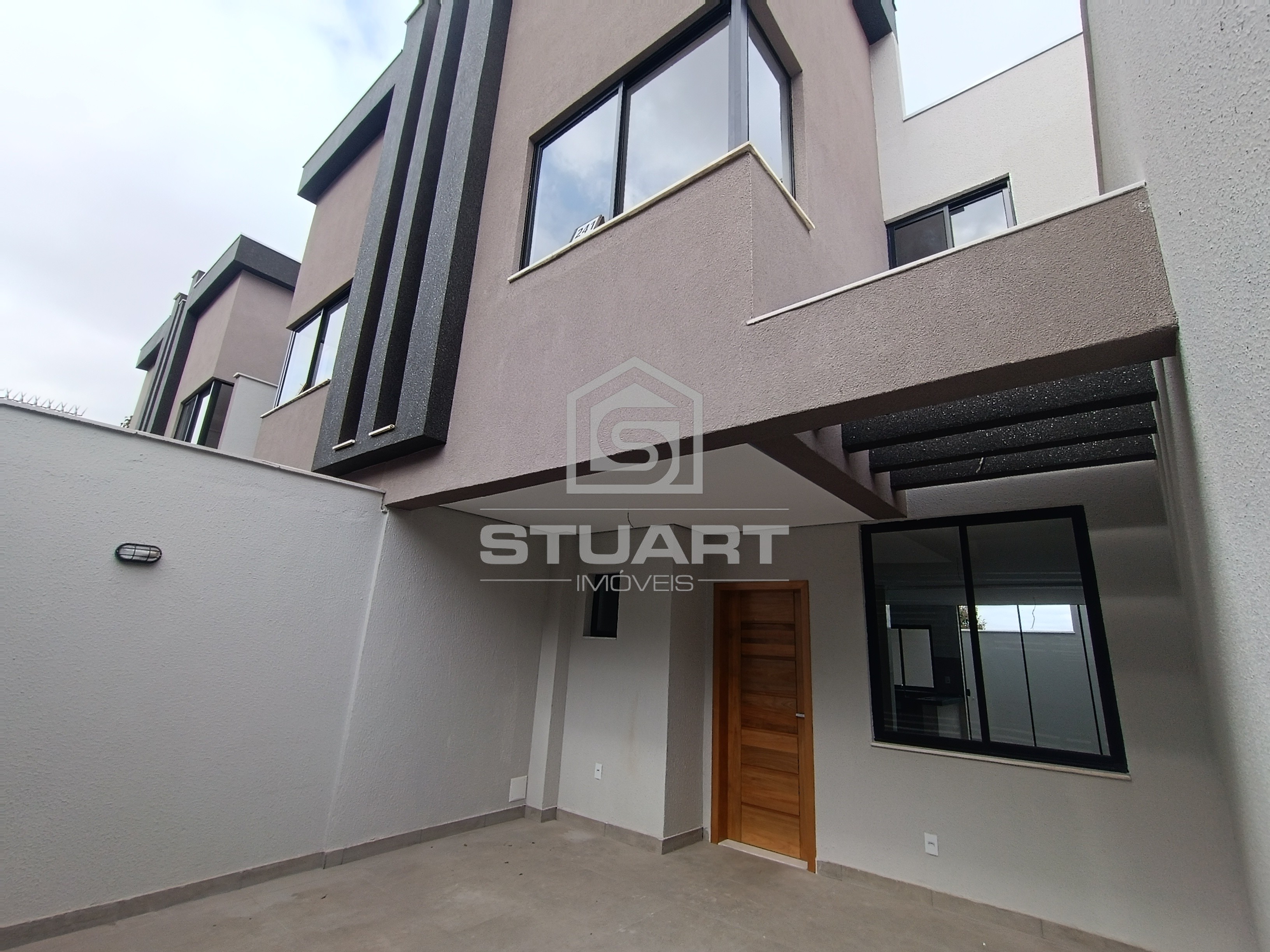 Casa de luxo com 3 quartos, suíte e 2 vagas no Itapoã!