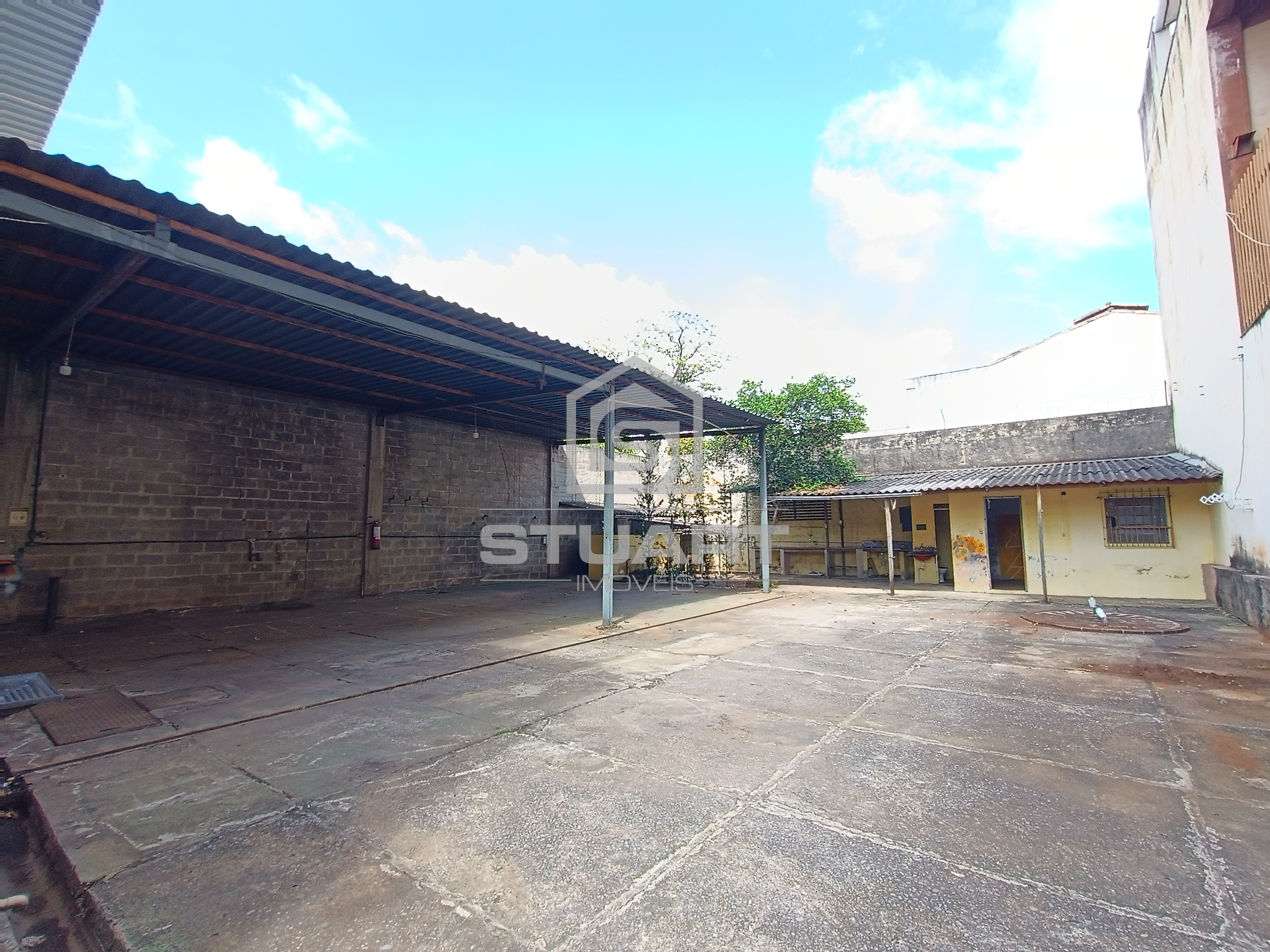 Galpão comercial semi coberto de 410m² no Bairro Santa Mônica