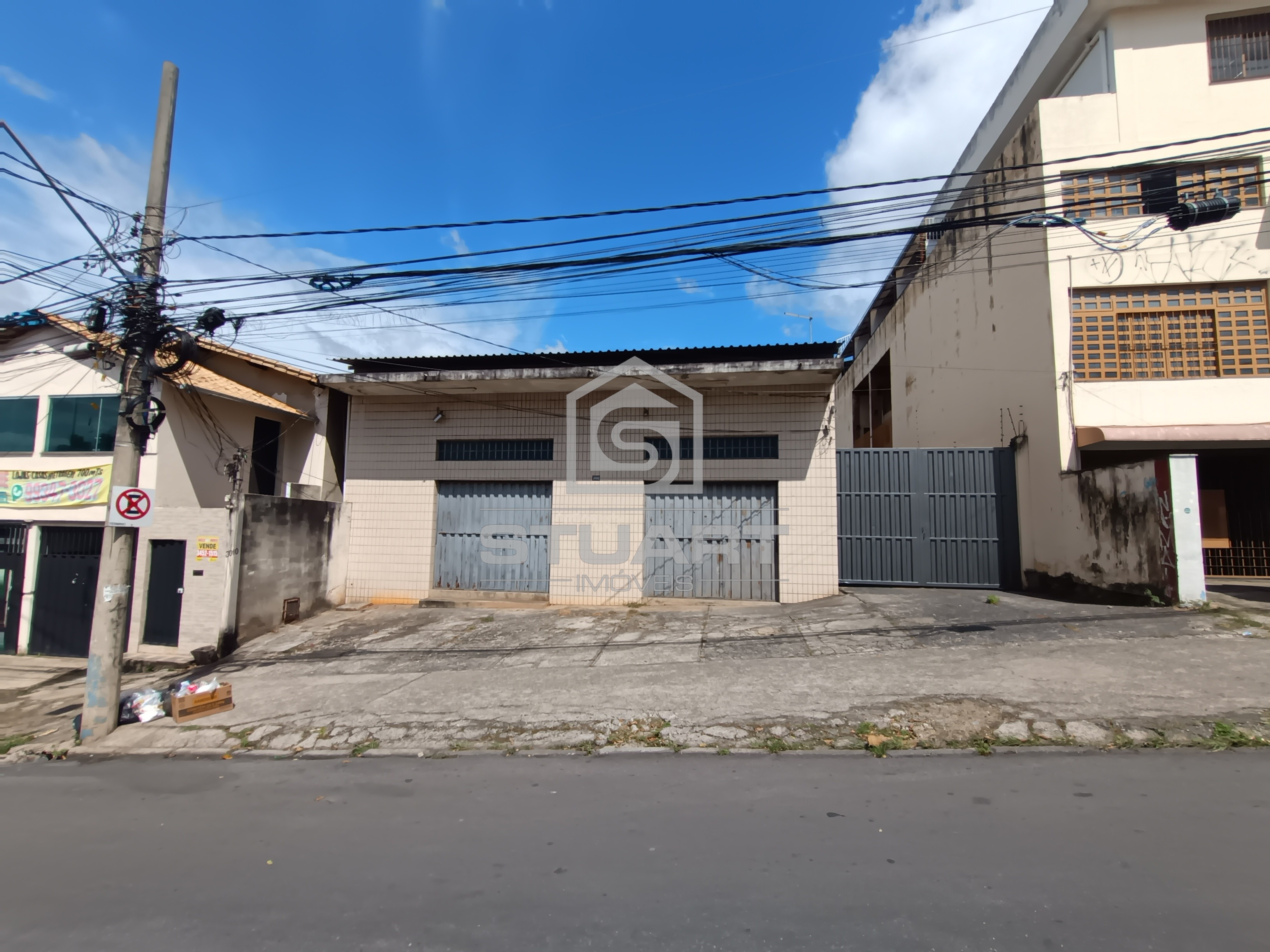 Imóvel comercial completo – 2 lojas + galpão semi coberto no bairro Santa Mônica