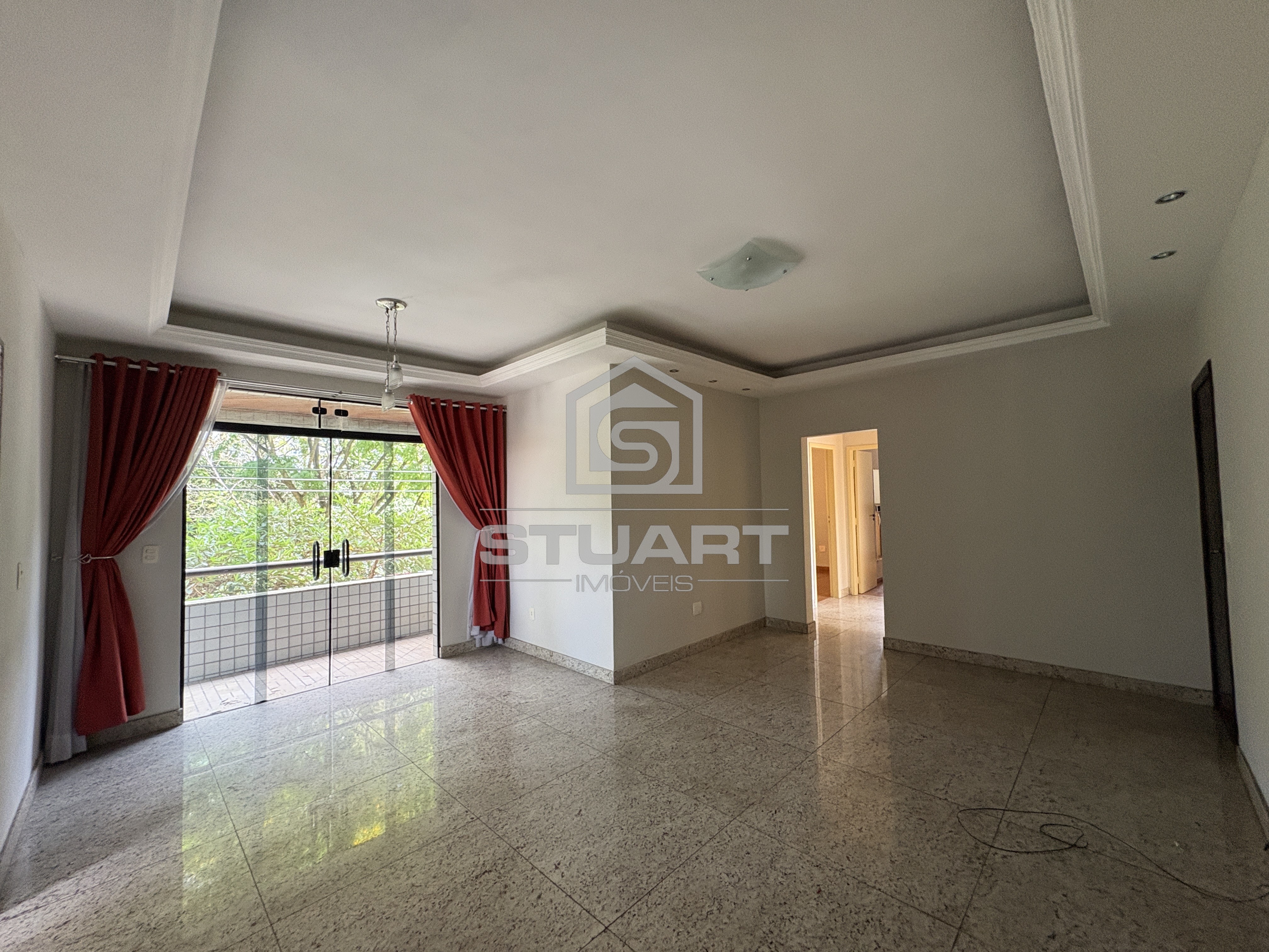 Apartamento com 4 quartos, suíte com hidromassagem e elevador no Itapoã!