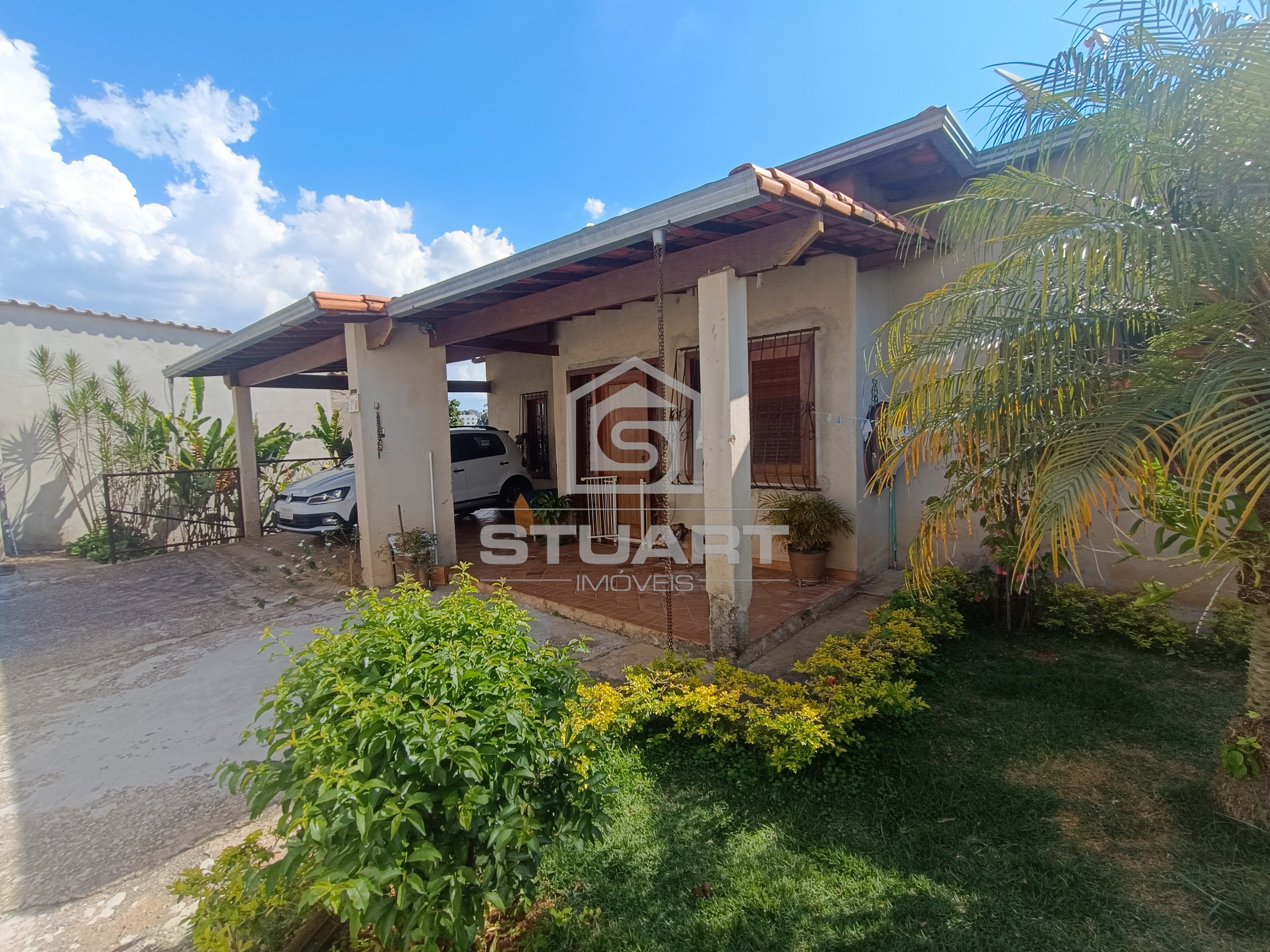 Casa ampla com 3 quartos, suíte e 3 vagas no Santa Mônica!