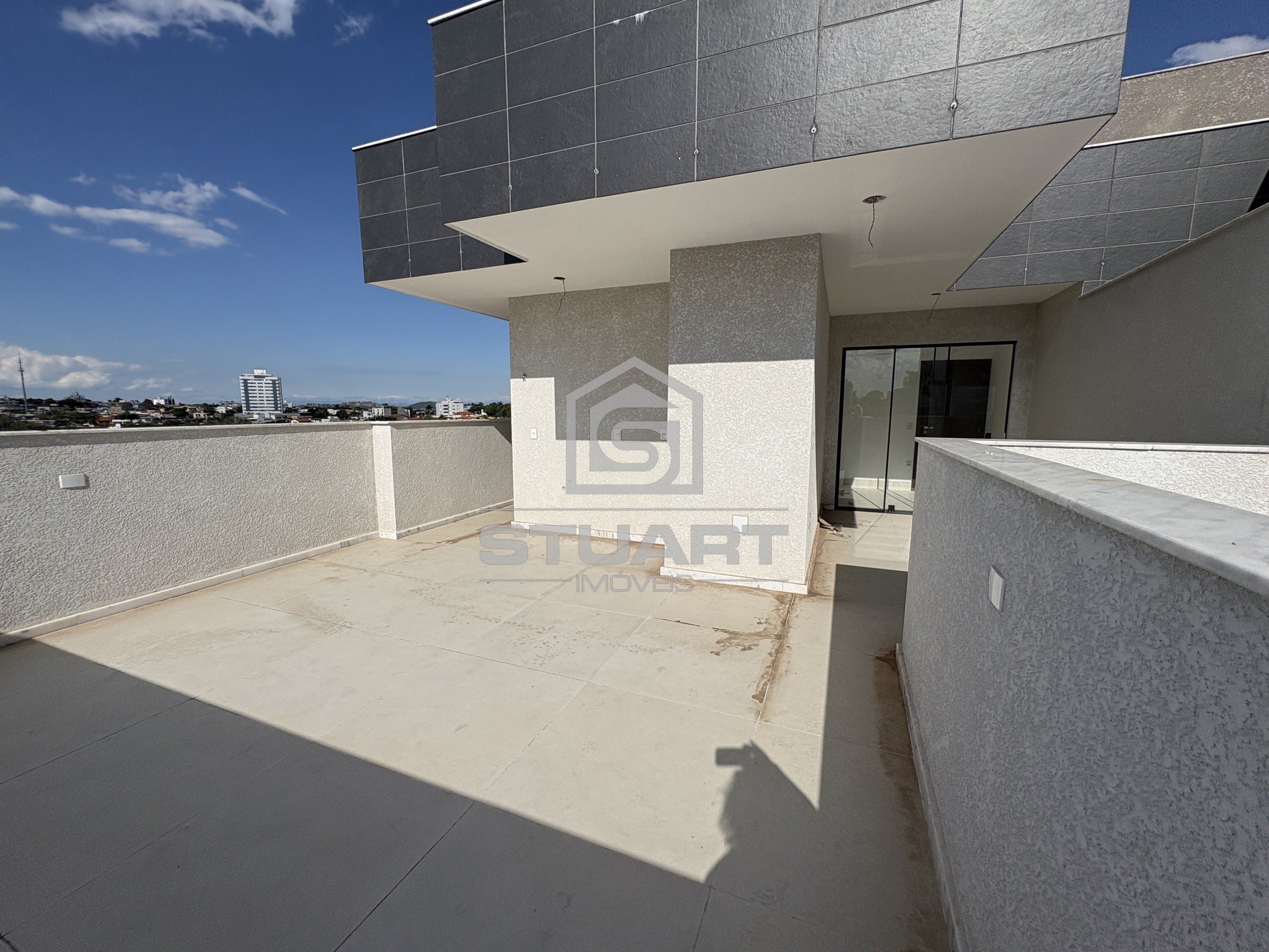 Cobertura com 4 quartos, 2 suítes e 2 vagas no Itapoã!